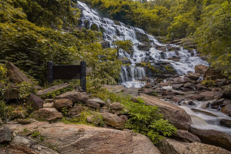 Mae Ya Waterfall na floresta tropical no parque nacional de Doi Inthanon em Chiang Mai, Tailândia imagens de stock Mae Ya Waterfall na floresta tropical no parque nacional de Doi Inthanon em Chiang Mai, Tailândia imagens de stock