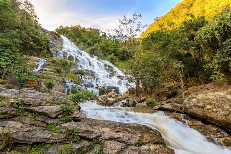 Mae Ya Waterfall, parque nacional de Doi Inthanon, Chiang Mai, Tail?ndia foto de stock royalty free Mae Ya Waterfall, parque nacional de Doi Inthanon, Chiang Mai, Tail?ndia foto de stock royalty free
