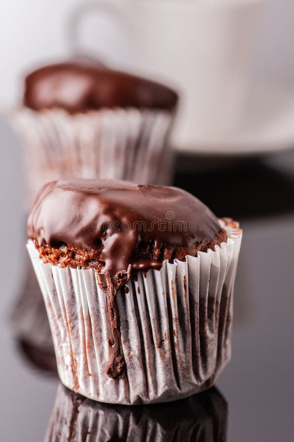 Mafine avec du chocolat et le lustre de chocolat Servi avec les grains de café et le thym photos libres de droits Mafine avec du chocolat et le lustre de chocolat Servi avec les grains de café et le thym photos libres de droits