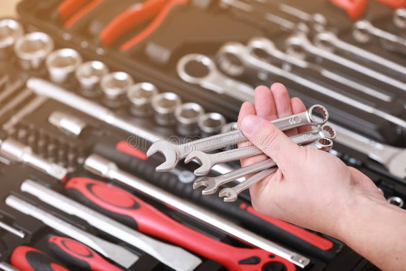 Magasin D'outils. Fermeture Des Clés De Maintien De Main Masculine. Kit De  Réparation Automatique Dans La Boîte à Outils. Ensemble Photo stock - Image  du objet, noir: 211873032