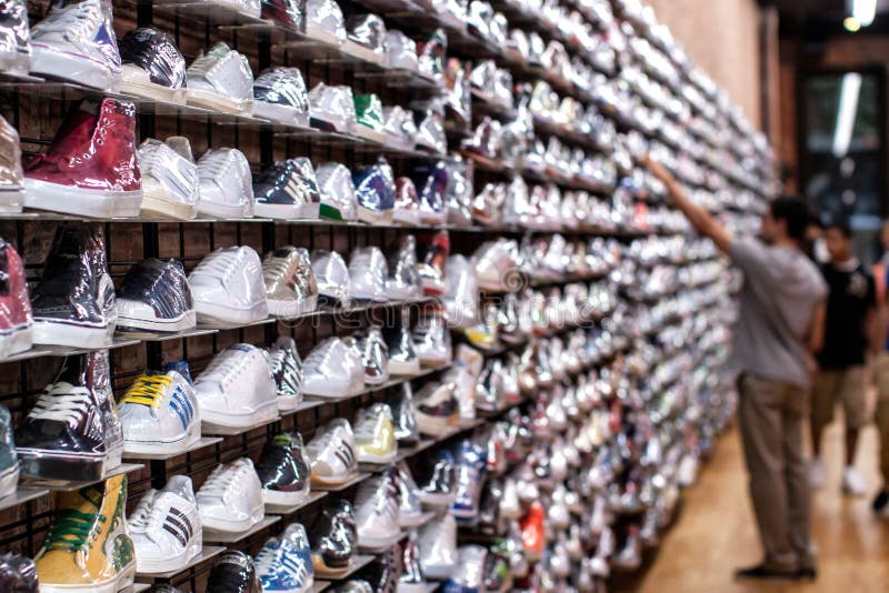 Magasin De Chaussures. Image stock éditorial Image 28866294