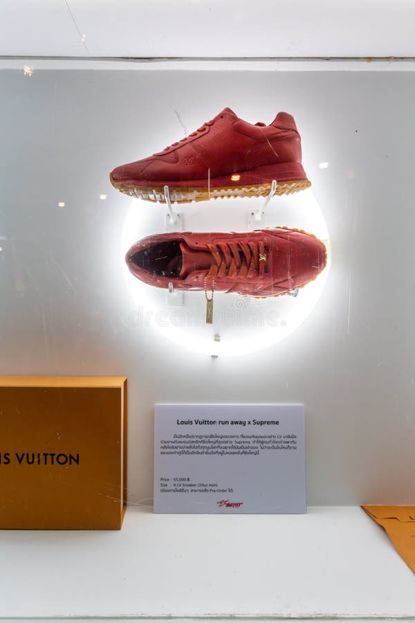 Magasin de Lousi Vuitton au monde central, Bangkok, Thaïlande, le 15 juillet 2019 photo libre de droits Magasin de Lousi Vuitton au monde central, Bangkok, Thaïlande, le 15 juillet 2019 photo libre de droits