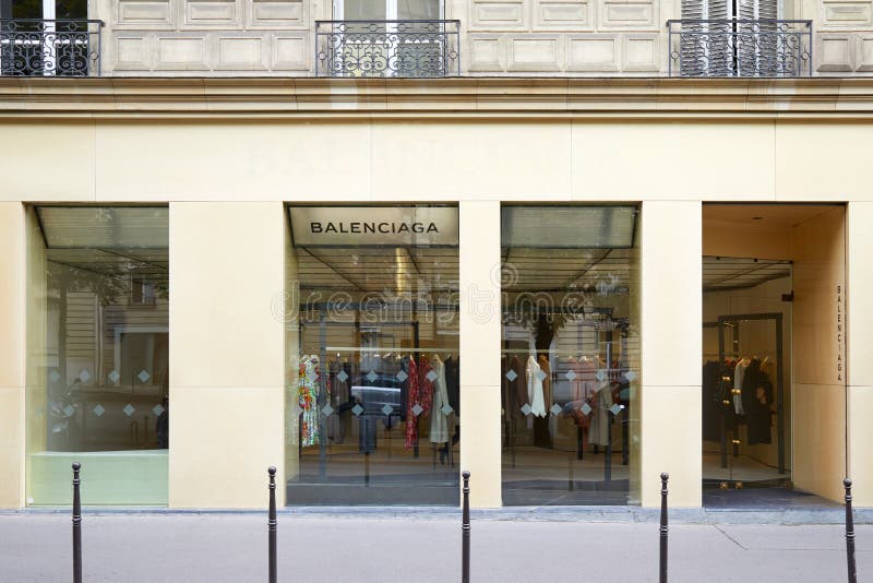 Magasin de luxe de mode de Balenciaga dans l'avenue George V à Paris, France