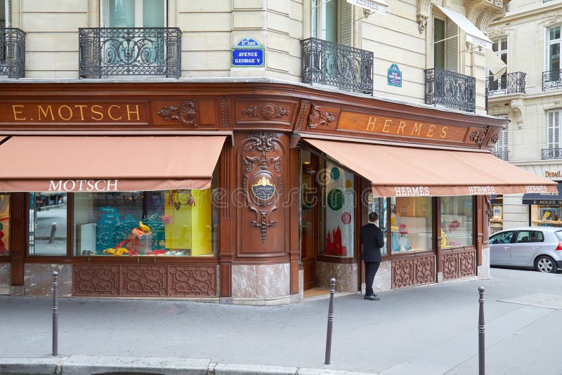 Magasin de luxe de mode de Hermes dans l'avenue George V à Paris, France