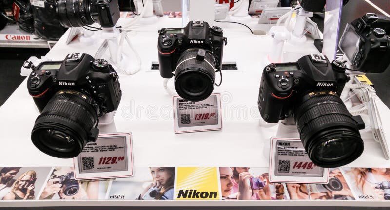 Magasin de Nikon image libre de droits Magasin de Nikon image libre de droits