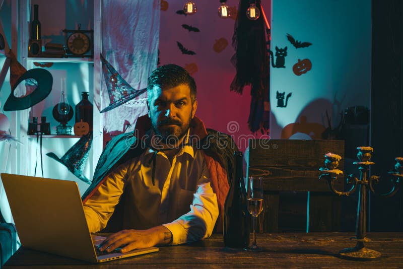Magasin en ligne pour Halloween. Réductions sur Internet avant les vacances. Vente d'octobre. Vendredi noir. Un homme avec un image libre de droits Magasin en ligne pour Halloween. Réductions sur Internet avant les vacances. Vente d'octobre. Vendredi noir. Un homme avec un image libre de droits