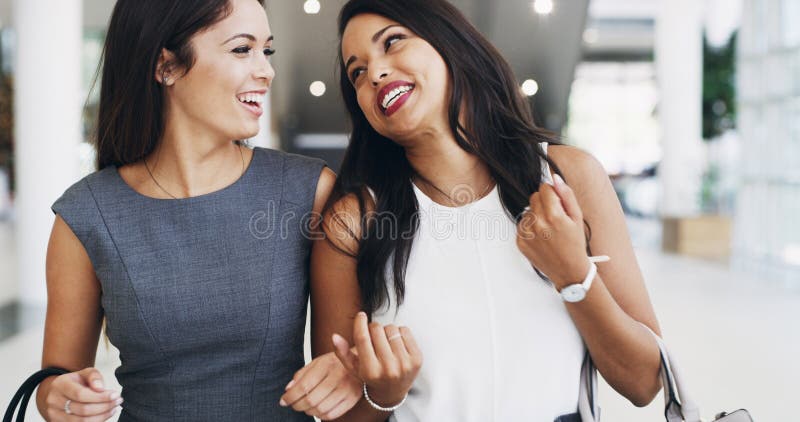 Magasin et femmes heureux dans les petits amusants et des rabais traiter des produits chers. Lier entre amis et personnes image libre de droits