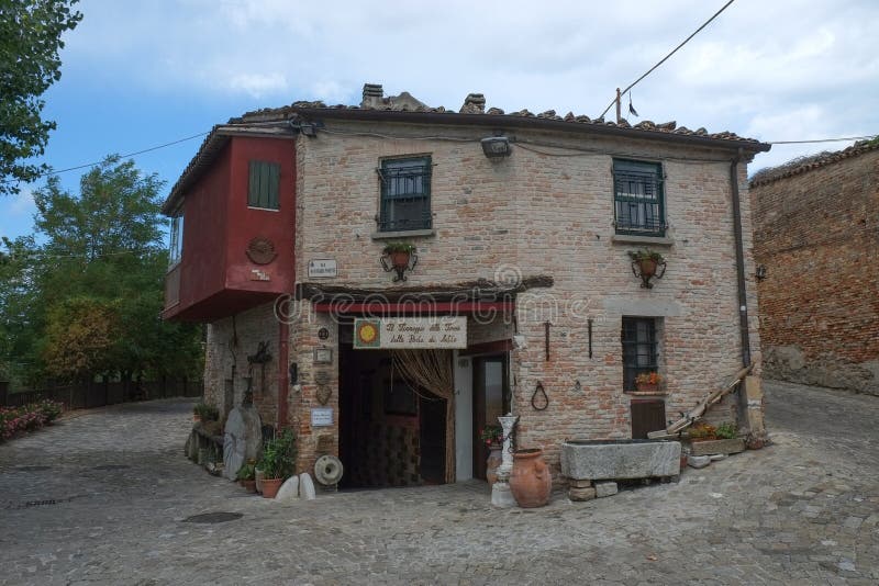 Magasin et usine de fromage dans Mondaino, Italie photo stock Magasin et usine de fromage dans Mondaino, Italie photo stock