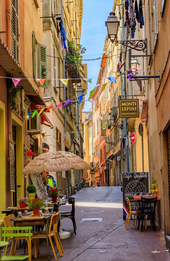 Magasins traditionnels et petits restaurants étranges dans les vieilles maisons sur la vieille ville Vielle Ville Nice, France de photographie stock Magasins traditionnels et petits restaurants étranges dans les vieilles maisons sur la vieille ville Vielle Ville Nice, France de photographie stock