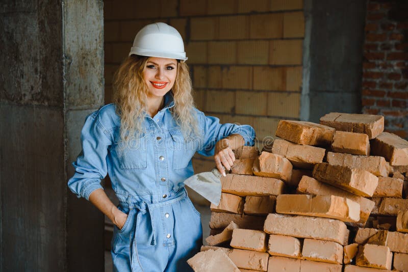 Magazziniere. donna costruttrice di hardhat. ingegnere o architetto femmina. ristrutturazione a domicilio. ispettore qualità fotografia stock libera da diritti