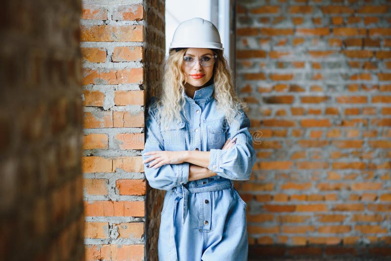 Magazziniere. donna costruttrice di hardhat. ingegnere o architetto femmina. ristrutturazione a domicilio. ispettore qualità immagini stock libere da diritti