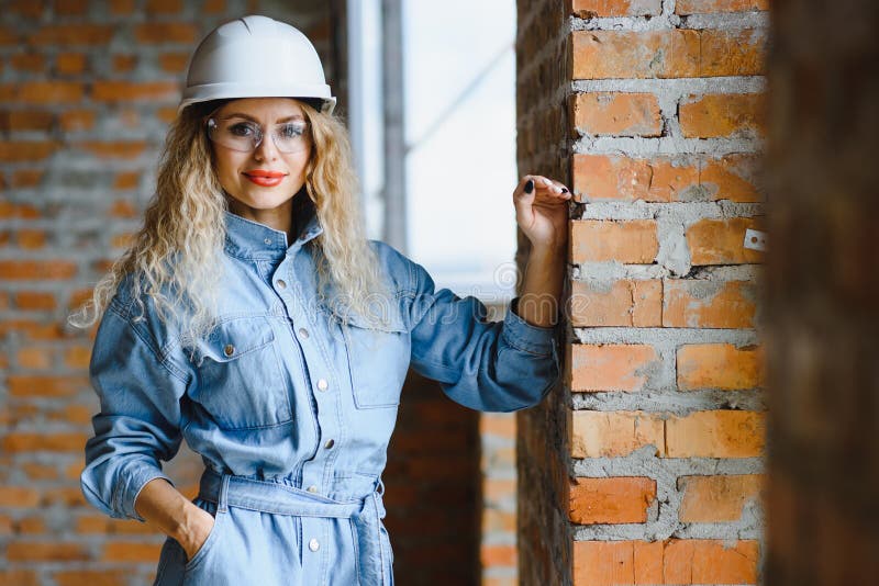 Magazziniere. donna costruttrice di hardhat. ingegnere o architetto femmina. ristrutturazione a domicilio. ispettore qualità fotografia stock libera da diritti