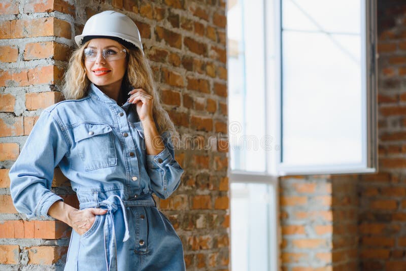 Magazziniere. donna costruttrice di hardhat. ingegnere o architetto femmina. ristrutturazione a domicilio. ispettore qualità immagine stock libera da diritti