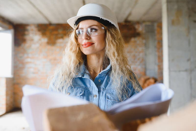 Magazziniere. donna costruttrice di hardhat. ingegnere o architetto femmina. ristrutturazione a domicilio. ispettore qualità fotografie stock