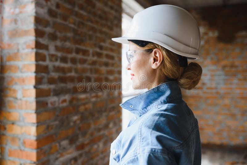 Magazziniere. donna costruttrice di hardhat. ingegnere o architetto femmina. ristrutturazione a domicilio. ispettore qualità immagine stock libera da diritti