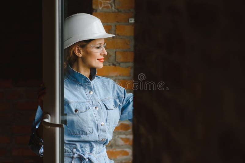 Magazziniere. donna costruttrice di hardhat. ingegnere o architetto femmina. ristrutturazione a domicilio. ispettore qualità fotografia stock