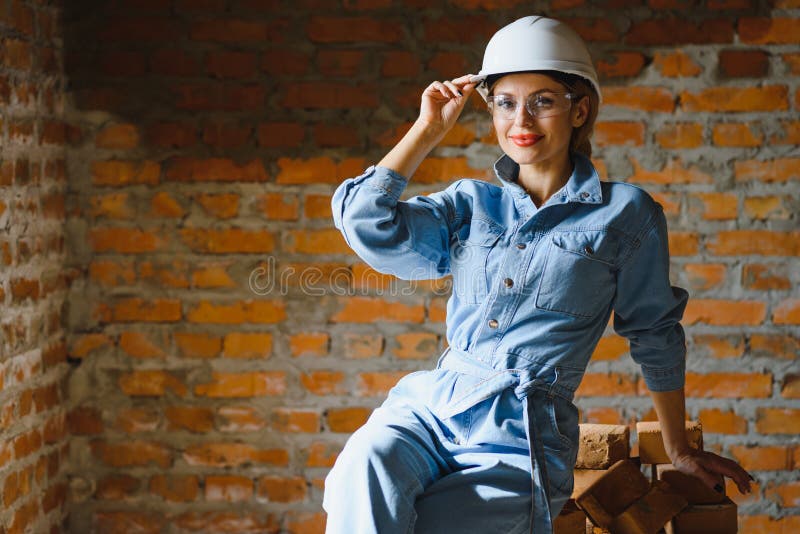 Magazziniere. donna costruttrice di hardhat. ingegnere o architetto femmina. ristrutturazione a domicilio. ispettore qualità fotografia stock libera da diritti