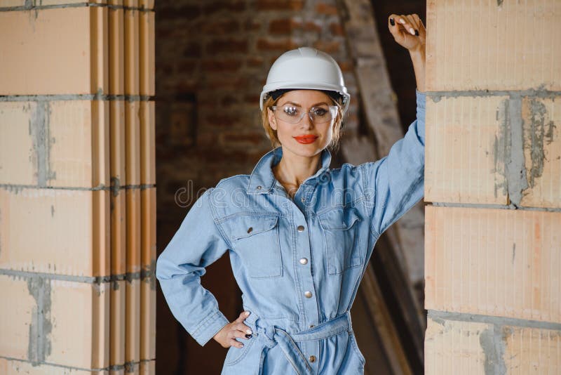 Magazziniere. donna costruttrice di hardhat. ingegnere o architetto femmina. ristrutturazione a domicilio. ispettore qualità immagini stock libere da diritti