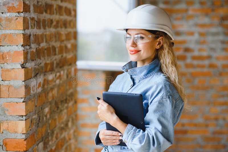 Magazziniere. donna costruttrice di hardhat. ingegnere o architetto femmina. ristrutturazione a domicilio. ispettore qualità immagine stock libera da diritti