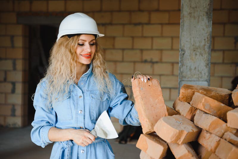 Magazziniere. donna costruttrice di hardhat. ingegnere o architetto femmina. ristrutturazione a domicilio. ispettore qualità fotografia stock