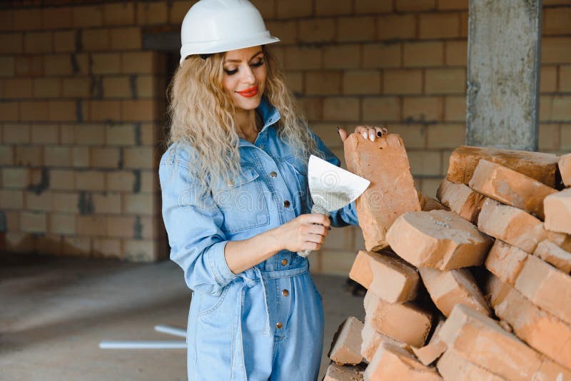 Magazziniere. donna costruttrice di hardhat. ingegnere o architetto femmina. ristrutturazione a domicilio. ispettore qualità immagine stock libera da diritti