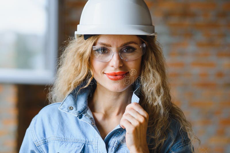 Magazziniere. donna costruttrice di hardhat. ingegnere o architetto femmina. ristrutturazione a domicilio. ispettore qualità immagine stock libera da diritti