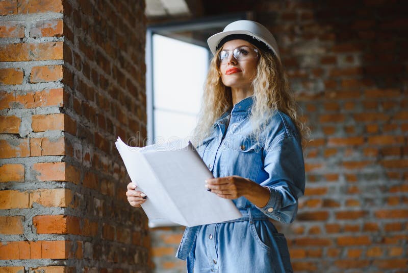 Magazziniere. donna costruttrice di hardhat. ingegnere o architetto femmina. ristrutturazione a domicilio. ispettore qualità fotografia stock
