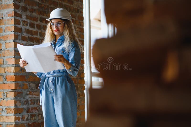 Magazziniere. donna costruttrice di hardhat. ingegnere o architetto femmina. ristrutturazione a domicilio. ispettore qualità immagine stock libera da diritti