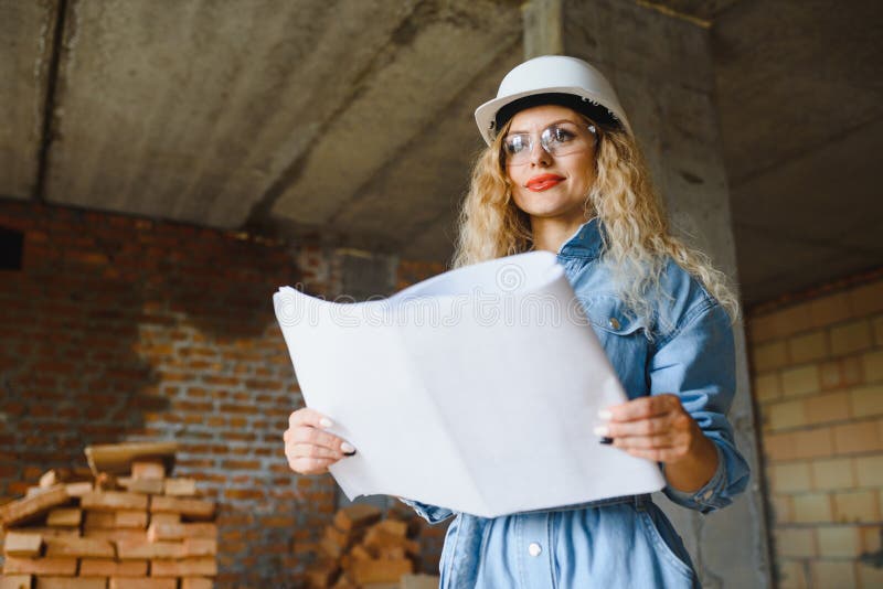 Magazziniere. donna costruttrice di hardhat. ingegnere o architetto femmina. ristrutturazione a domicilio. ispettore qualità fotografie stock