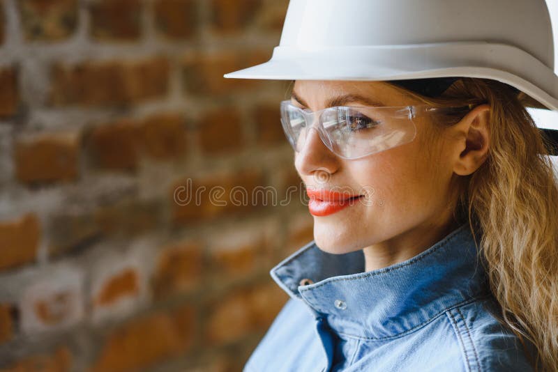 Magazziniere. donna costruttrice di hardhat. ingegnere o architetto femmina. ristrutturazione a domicilio. ispettore qualità immagini stock