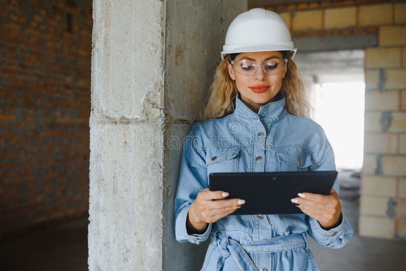 Magazziniere. donna costruttrice di hardhat. ingegnere o architetto femmina. ristrutturazione a domicilio. ispettore qualità fotografia stock