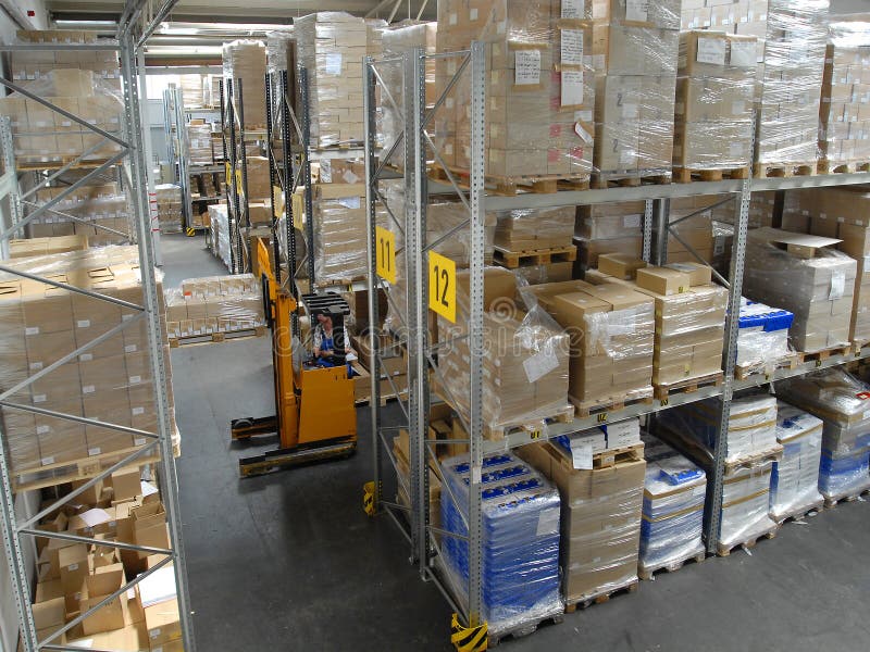 Magazzino con gli alti scaffali immagini stock Magazzino con gli alti scaffali immagini stock