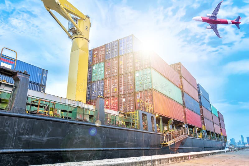 Magazzino del contenitore per trasporto della spedizione di consegna, importazioni-esportazioni al concetto globale di logistica immagine stock libera da diritti