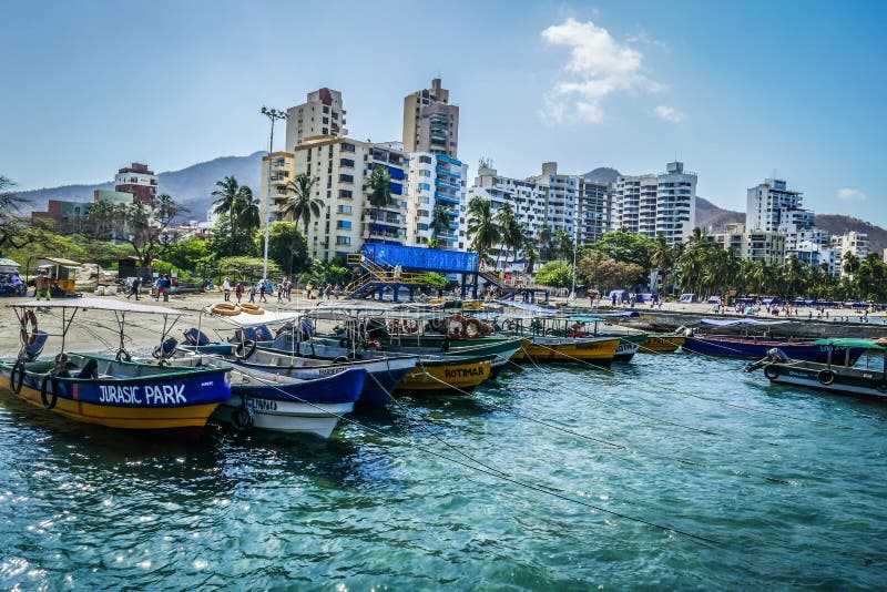 MAGDALENA, COLOMBIA - 10 LUGLIO 2019: Barche turistiche nella spiaggia caraibica del BLANCA di Playa, Santa Marta immagini stock libere da diritti MAGDALENA, COLOMBIA - 10 LUGLIO 2019: Barche turistiche nella spiaggia caraibica del BLANCA di Playa, Santa Marta immagini stock libere da diritti