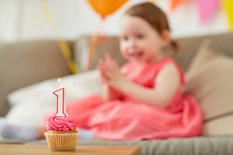 Magdalena del cumpleaños para el niño un aniversario del año fotos de archivo Magdalena del cumpleaños para el niño un aniversario del año fotos de archivo