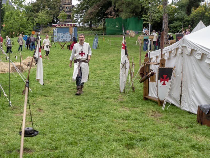 Magdeburgo, Germania - 29 08 2014: Kaiser-Otto-Fest l'uomo nei vestiti del crociato Ricostruzione degli eventi storici immagini stock Magdeburgo, Germania - 29 08 2014: Kaiser-Otto-Fest l'uomo nei vestiti del crociato Ricostruzione degli eventi storici immagini stock