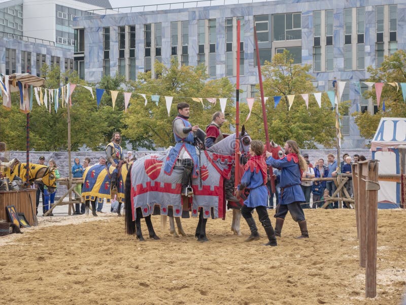 Magdeburgo, Germania - 29 08 2014: Ricostruzione del Kaiser-Otto-Fest degli eventi storici fotografie stock Magdeburgo, Germania - 29 08 2014: Ricostruzione del Kaiser-Otto-Fest degli eventi storici fotografie stock