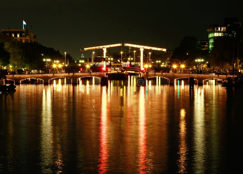 Gordo las luces (demacrado puente) es un puente través de un rio en la ciudad centro de.