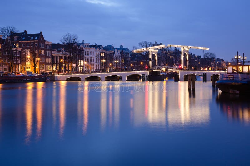 Gordo las luces demacrado puente sobre el un rio en.