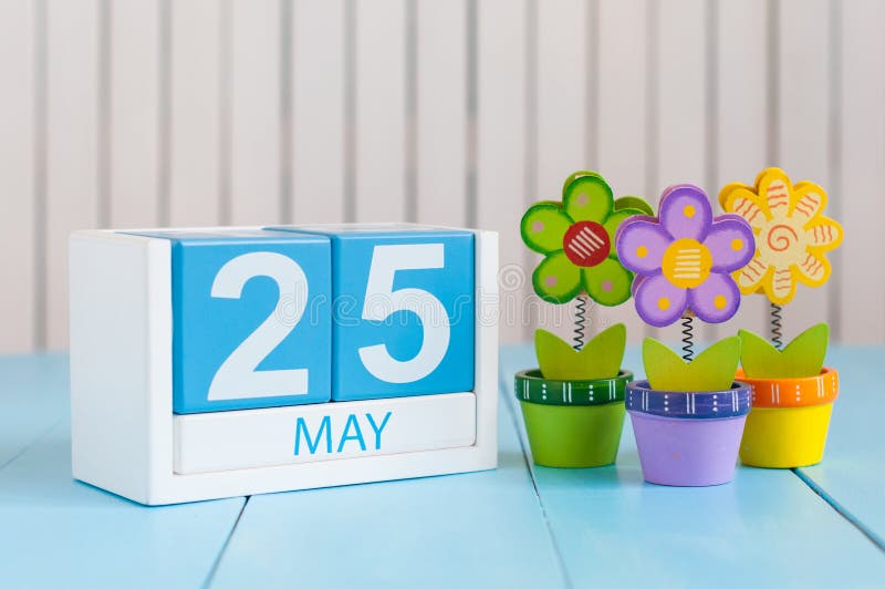 25 maggio L'immagine di può calendario di legno di colore 25 su fondo bianco con i fiori Giorno di primavera, spazio vuoto per te fotografia stock 25 maggio L'immagine di può calendario di legno di colore 25 su fondo bianco con i fiori Giorno di primavera, spazio vuoto per te fotografia stock