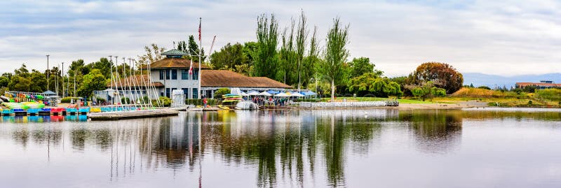 9 maggio 2019 Mountain View/CA/U.S.A. - rimessa per imbarcazioni del lago shoreline nel parco del lago shoreline un giorno di mol immagine stock libera da diritti 9 maggio 2019 Mountain View/CA/U.S.A. - rimessa per imbarcazioni del lago shoreline nel parco del lago shoreline un giorno di mol immagine stock libera da diritti