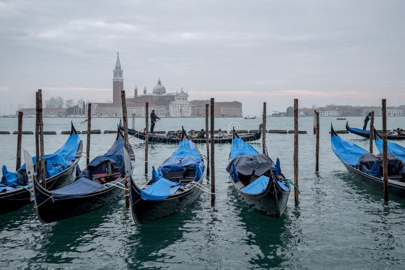 maggiore san isola гондол канала di giorgio грандиозное к взгляду venice Остров Сан Giorgio с церковью и колокольня в расстоянии стоковые фото maggiore san isola гондол канала di giorgio грандиозное к взгляду venice Остров Сан Giorgio с церковью и колокольня в расстоянии стоковые фото