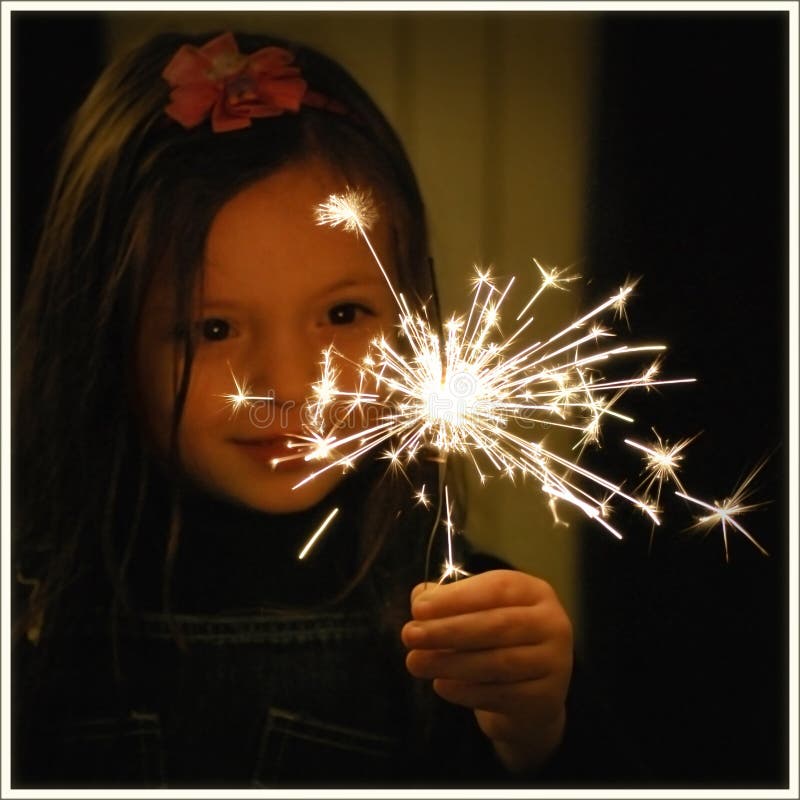 Bambina partecipazione di candela di natale.