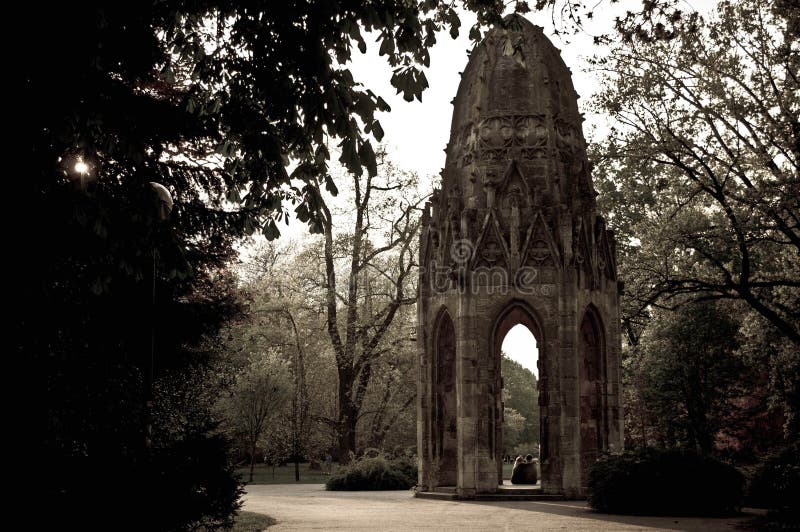 Čarovná gotická veža vo veľkom verejnom parku Sad Janka Kráľa v Bratislave. Tónovaný obrázok