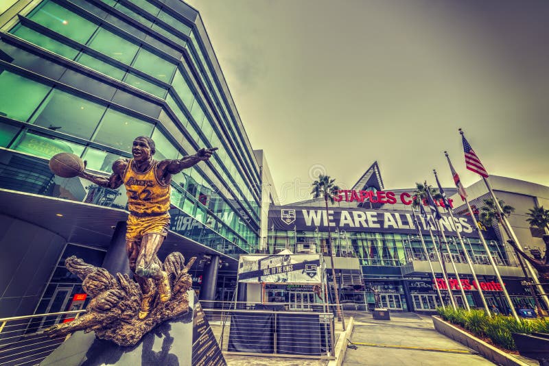 Magic JohnsonStatue in Staples Center Redaktionelles Foto Bild von