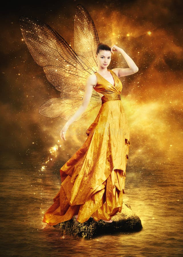 Zauberhafte junge Frau als goldene fee mit Flügeln.
