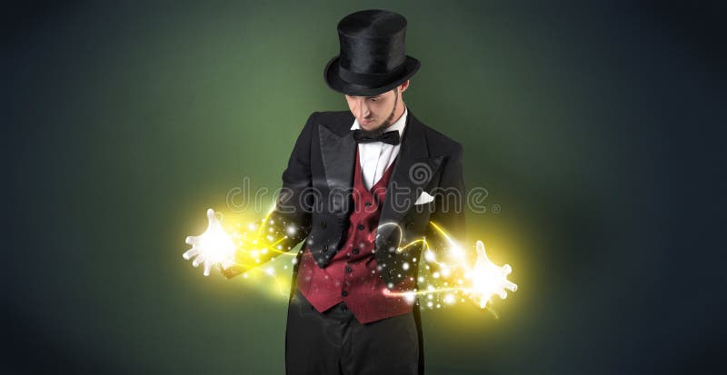 Magicien tenant sa puissance sur sa main image libre de droits Magicien tenant sa puissance sur sa main image libre de droits