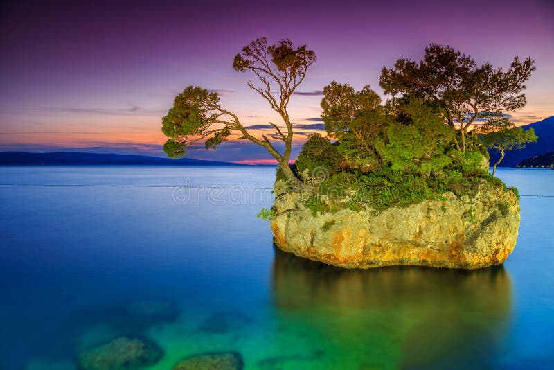 Magiczna rockowa wyspa przy zmierzchem, Brela, Makarska Riviera, Dalmatia, Chorwacja, Europa obrazy royalty free Magiczna rockowa wyspa przy zmierzchem, Brela, Makarska Riviera, Dalmatia, Chorwacja, Europa obrazy royalty free