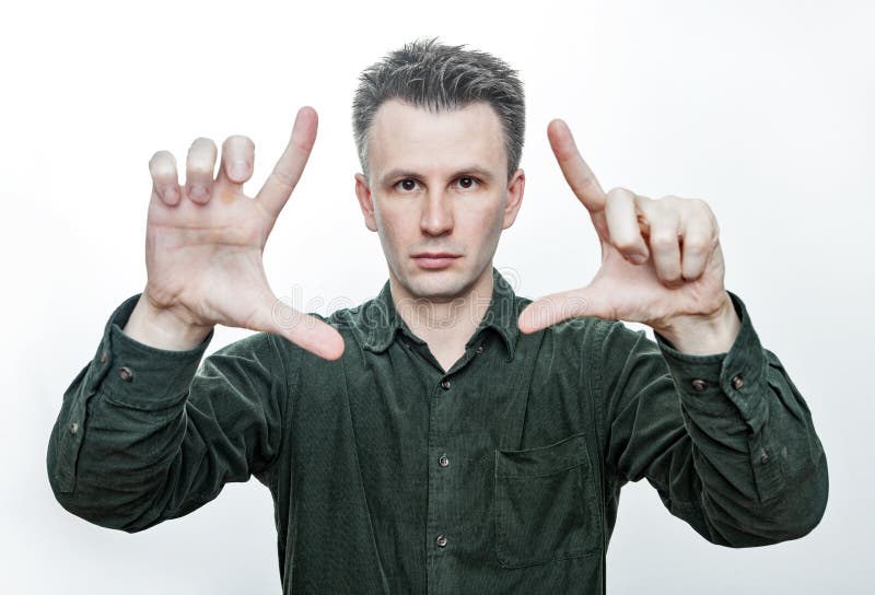 Magiczna sztuczka Fotografia portret m? ody europejski m?? czyzna pokazuje oba jego rozpiecz? towana palma pojedynczy bia? e t? o obraz stock