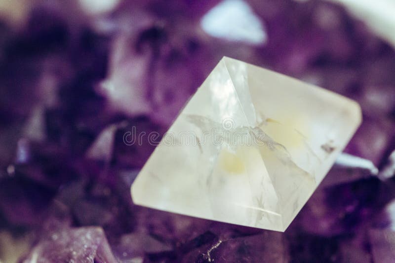 Magicznego reiki purpur energetyczny kamień obraz stock Magicznego reiki purpur energetyczny kamień obraz stock